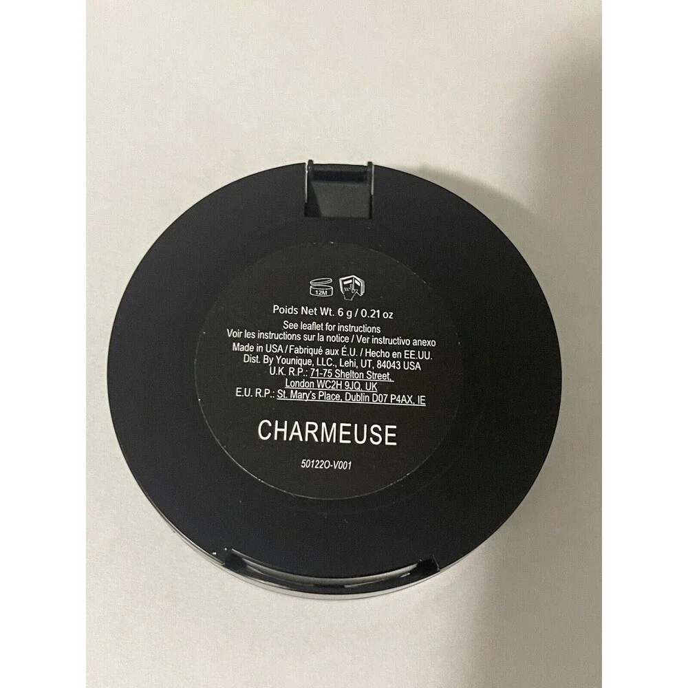 New in box younique pressed powder in charmeuse